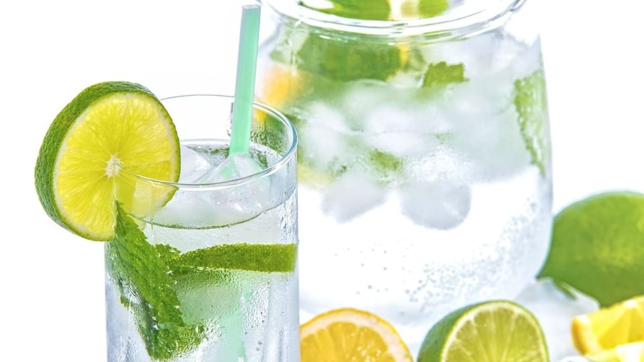 Bere acqua e limone tutti i giorni fa dimagrire? Quello che è meglio sapere sui benefici Bere acqua e limone tutti i giorni fa dimagrire? Quello che è meglio sapere sui benefici