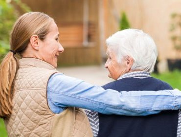 Permessi legge 104: se ne fruisce l'invalido ne ha diritto anche un familiare che lo assiste?