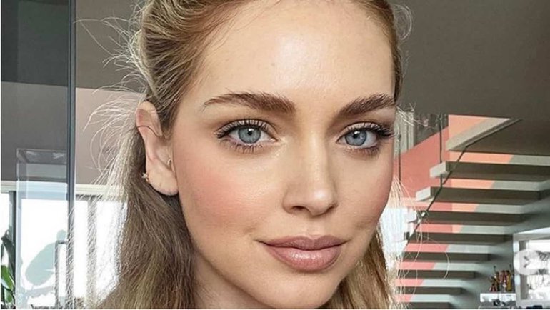 Moda e tagli capelli, il bob mosso e la camicia corta a righe di Chiara Ferragni
