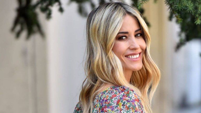 Moda e tagli capelli, la camicia a righe e la chioma lunga di Elena Santarelli 