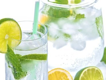 Bere acqua e limone tutti i giorni fa dimagrire? Quello che è meglio sapere sui benefici