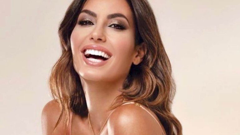 Moda e tagli capelli, la gonna longuette in crochet di Elisabetta Gregoraci e la chioma lunga