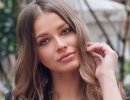 Outfit e tagli capelli, i pantaloni fioriti e la chioma lunga di Ivana Mrazova 