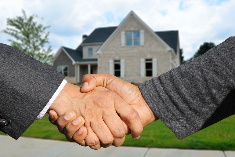 Vendere casa: meglio da soli o con l'agenzia?