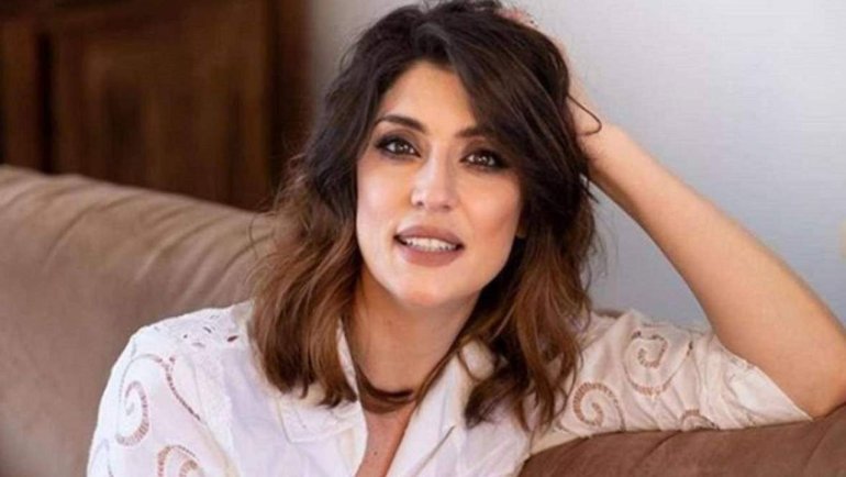 Moda e tagli capelli, il blazer di Elisa Isoardi e la chioma lunga 