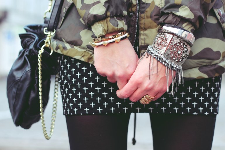 Quali sono le principali tipologie di bracciali da donna e come si abbinano