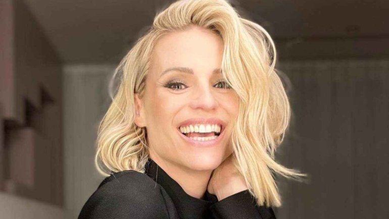Moda e tagli capelli, il bob mosso e la canotta a righe di Michelle Hunziker