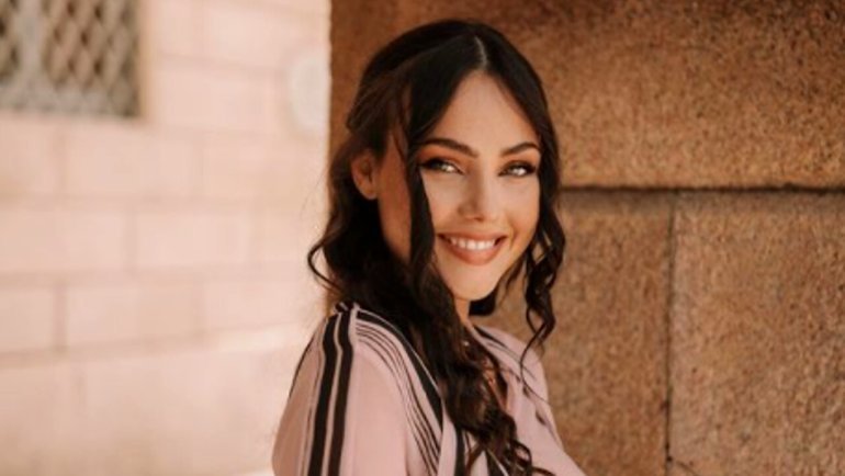 Outfit e acconciature, la camicia in jeans di Rosalinda Cannavò e la ponytail alta