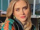 Moda e tagli capelli, la gonna lunga a righe e la chioma mossa di Valentina Ferragni 