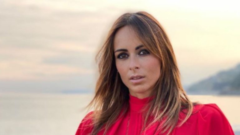 Outfit e tagli capelli, gli shorts sfrangiati di Serena Garitta e la chioma lunga