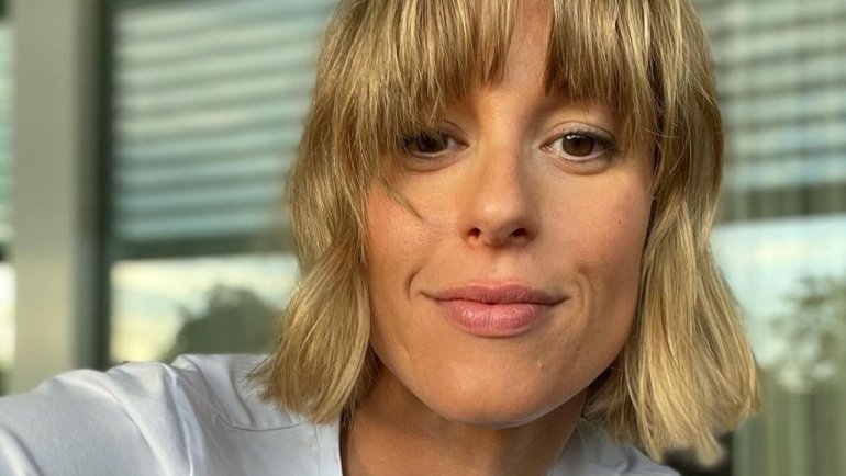 Moda e tagli capelli, la camicia in satin e il bob di Federica Pellegrini 