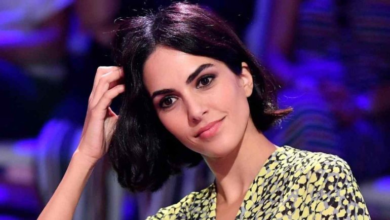 Moda e tagli capelli, la camicia in satin di Rocio Munoz Morales e la chioma lunga