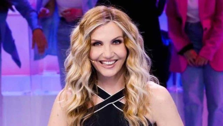 Moda e tagli capelli, la camicia a righe di Lorella Cuccarini e la chioma lunga