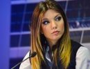 Moda e tagli capelli, la minigonna in satin di Federica Masolin e la chioma lunga