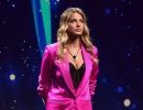 Outfit e tagli capelli, la minigonna con l'orlo sfrangiato di Ivana Mrazova e la chioma lunga 