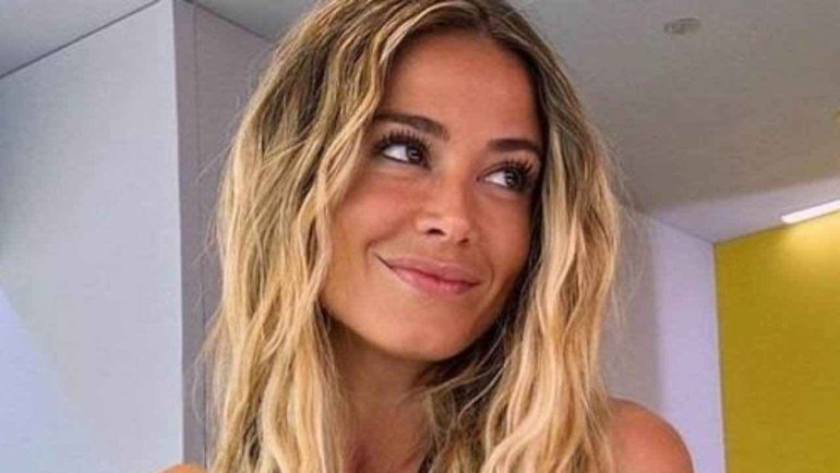 Moda e tagli capelli, la minigonna in pelle con lo spacco di Diletta Leotta e la chioma lunga