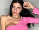 Moda e acconciature, la ponytail bassa e i pantaloni cut out di Alice Basso 