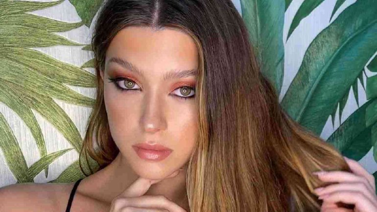 Moda e acconciature, la giacca corta di Natalia Paragoni e lo chignon spettinato 