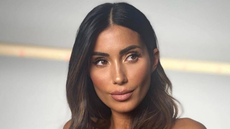 Moda e tagli capelli, i pantaloni lime di Federica Nargi e la chioma lunga 