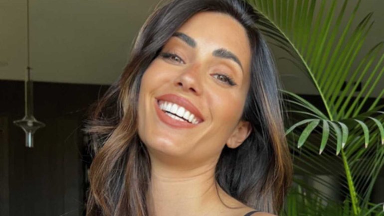 Moda e tagli capelli, il top annodato di Federica Nargi e la chioma lunga 