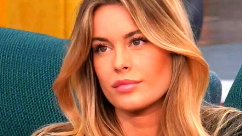 Outfit e acconciature, la minigonna con i fiori di Sophie Codegoni e la treccia spettinata
