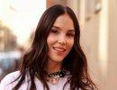 Moda e acconciature, la minigonna dal taglio obliquo di Paola Di Benedetto e la ponytail bassa 