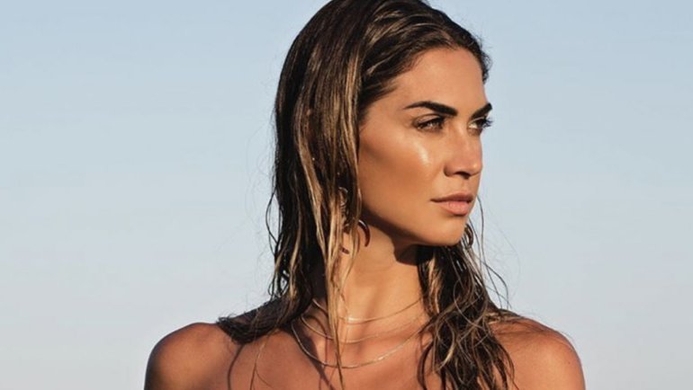 Outfit e tagli capelli, la giacca in pelle di Melissa Satta e la chioma lunga