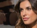 Outfit e acconciature, la minigonna elasticizzata di Elisabetta Canalis e il semiraccolto 