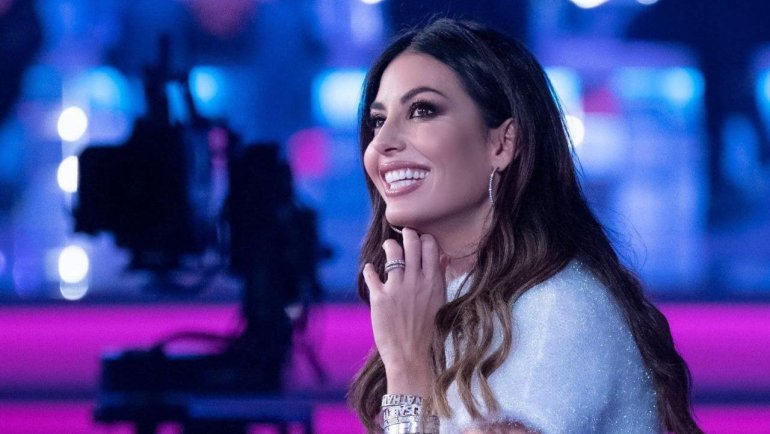 Moda e tagli capelli, la minigonna beige di Elisabetta Gregoraci e la chioma lunga 