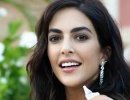 Moda e tagli capelli, il gilet con le paillettes e la chioma lunga mossa di Rocio Munoz Morales 
