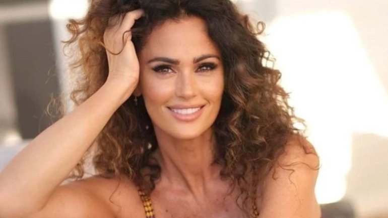 Moda e tagli capelli, i leggings colorati di Samantha De Grenet e la chioma lunga
