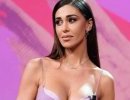 Outfit e acconciature, i leggings in pelle e il top knot di Belen Rodriguez 
