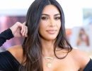 Outfit e tagli capelli, la minigonna in pelle di Kim Kardashian e la curtain bangs 