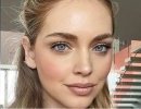 Moda e tagli capelli, il bob mosso e la camicia corta a righe di Chiara Ferragni