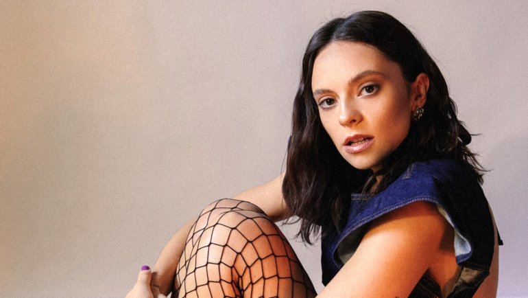Moda e tagli capelli, la maglia corta a righe e il lob di Francesca Michielin 