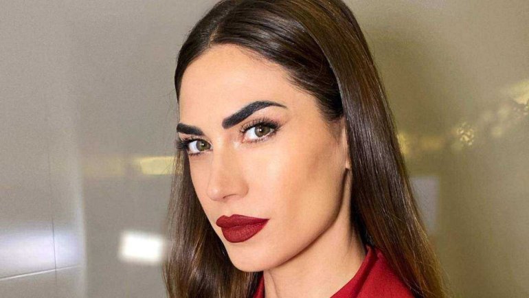 Outfit e acconciature, il blazer rosa di Melissa Satta e la ponytail alta
