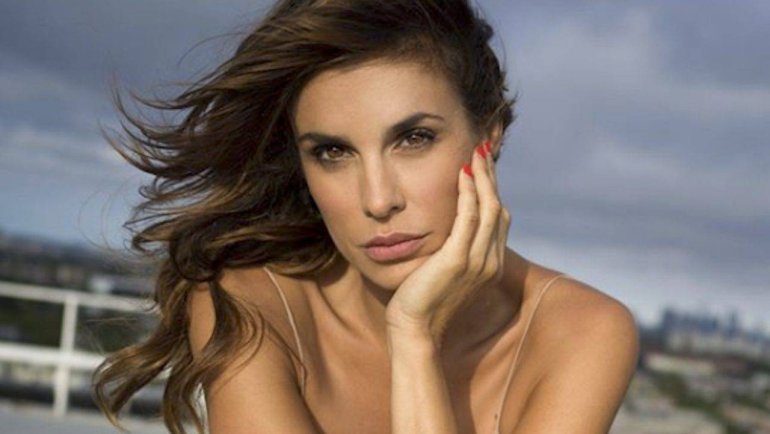 Outfit e tagli capelli, il vestito colorato di Elisabetta Canalis la chioma mossa