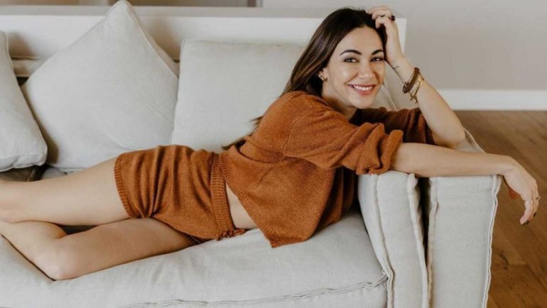 Outfit e acconciature, la ponytail bassa e il blazer di Melita Toniolo 