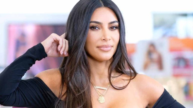 Outfit e tagli capelli, la minigonna in pelle di Kim Kardashian e la curtain bangs 