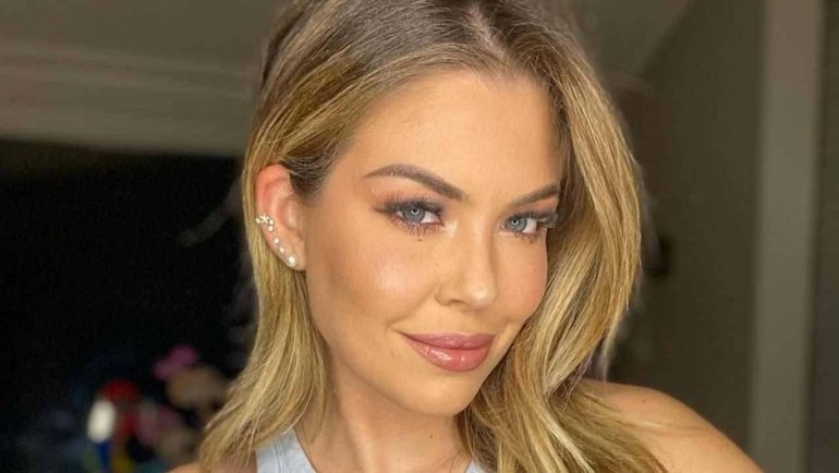 Outfit e tagli capelli, la minigonna a vita alta di Costanza Caracciolo e la chioma lunga 