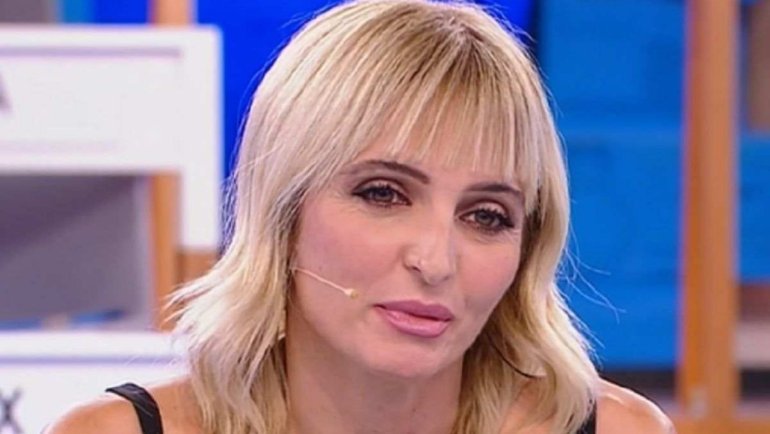 Moda e tagli capelli, la canotta in crochet di Veronica Peparini e il bob corto
