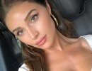 Moda e acconciature, la minigonna, la canotta e lo chignon alto di Olivia Culpo