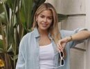 Moda e acconciature, lo chignon basso di Costanza Caracciolo e la camicia fiorita