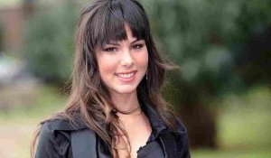 Moda e tagli capelli, i pantaloni della tuta con gli intrecci di Micol Olivieri e la chioma lunga