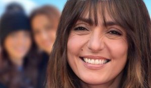 Tagli capelli e outfit antiage autunno 2022, la curtaing bangs di Ambra Angiolini e i pantaloni a zampa