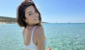 Tendenze tagli di capelli antiage e outfit autunno 2022, l'abito e la chioma lunga di Federica Masolin