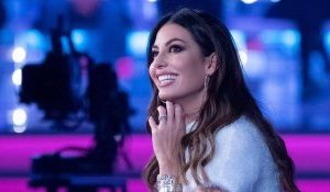Outfit e acconciature, la minigonna con le frange di Elisabetta Gregoraci e lo chignon alto