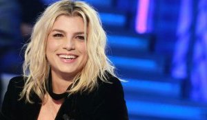 Acconciature e moda outfit antiage autunno 2022, la ponytail bassa e il blazer di Emma Marrone