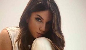 Tendenze acconciature antiage e moda autunno 2022, la camicia in raso e la ponytail alta di Federica Masolin